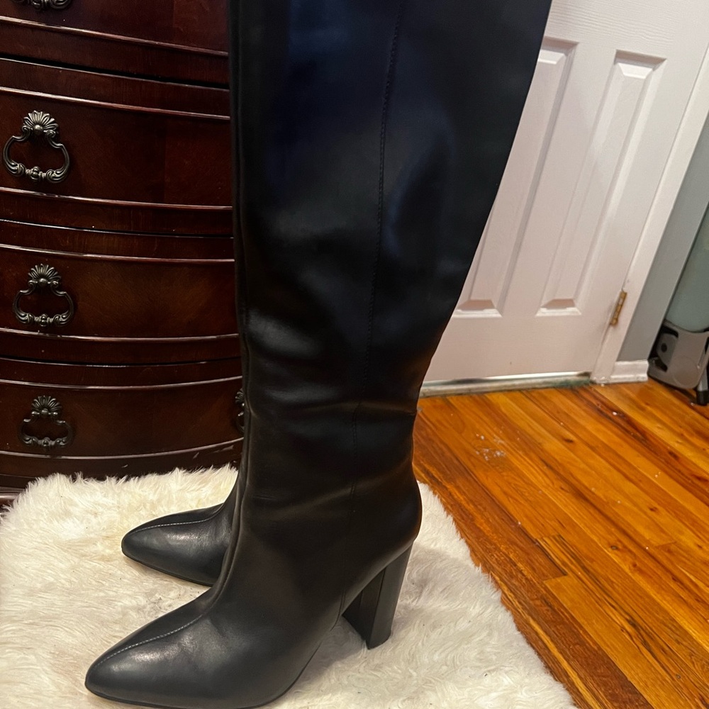Sleek Black Heeled Boots with Stiletto Heel